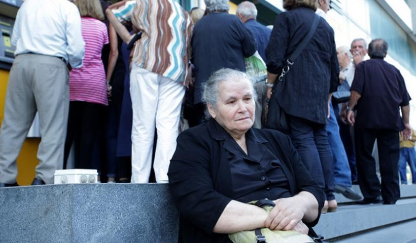 Διαμαρτυρία έξω από το Υπουργείο Εργασίας για τις συντάξεις χηρείας